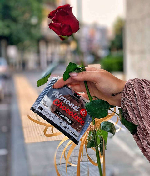 Μπισκότο βιοπρωτεΐνης με μαύρη σοκολάτα
